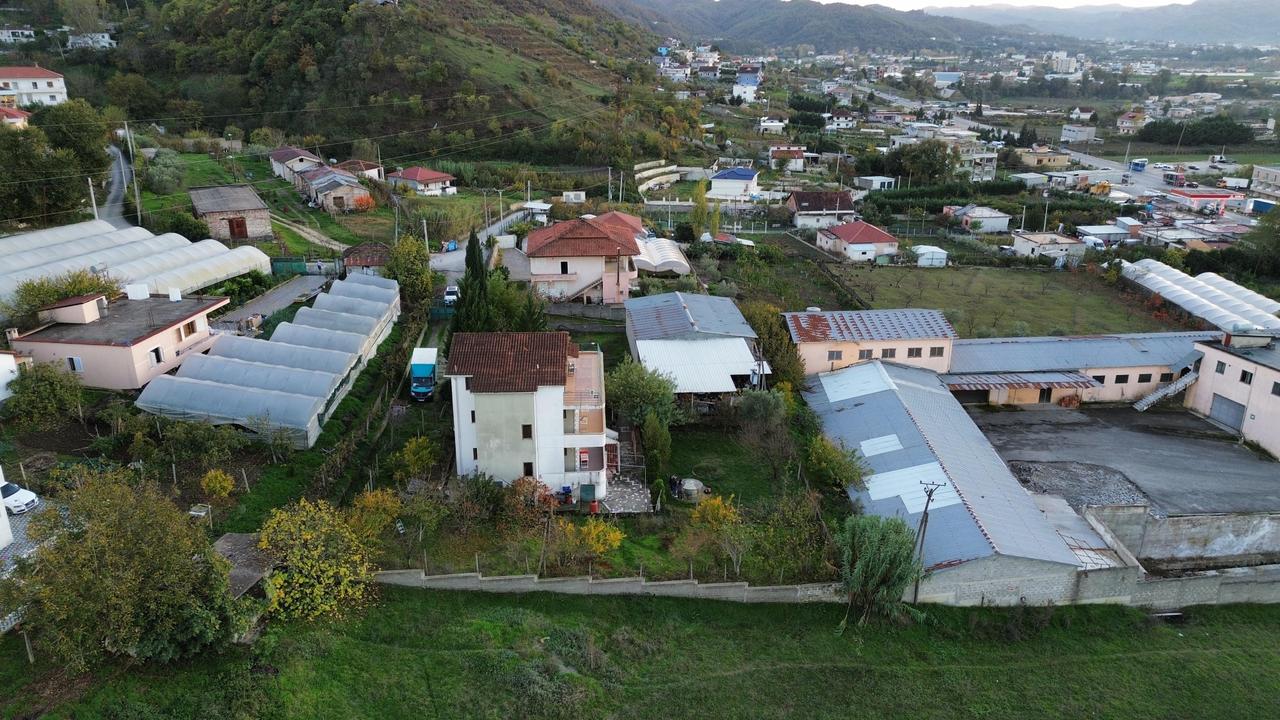 3-Story Villa for Sale with Title Deed – Near Ura e Beshirit, Pezë Helmës - Image 4